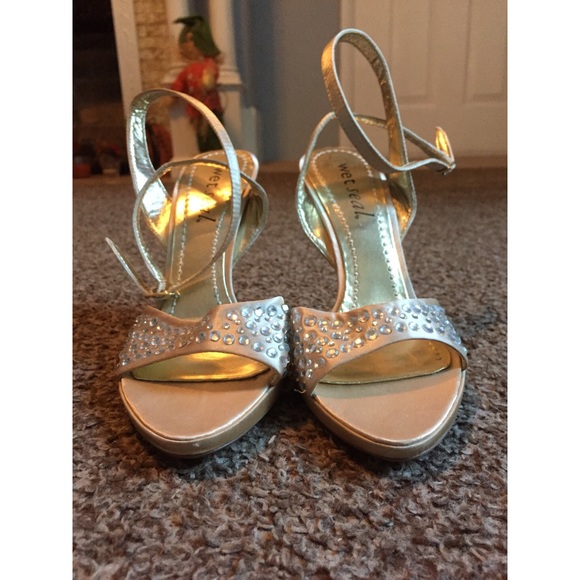 Size 7 cream/gold heels - Picture 2 of 4